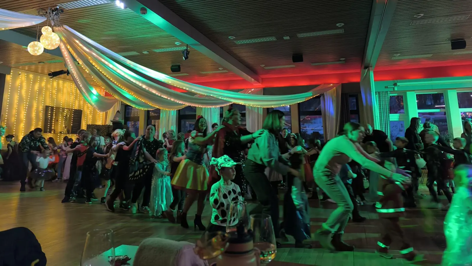 Mit einer riesigen Polonäse verwandelte sich der Miesbergsaal in ein farbenfrohes Meer aus Kostümen. (Bild: Kerstin Mauderer)