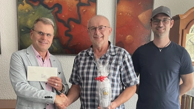 Bürgermeister Karlheinz Budnik (links) gratuliert Karl Stangl (mitte) zum Eintritt in den Ruhestand. Wassermeister Sebastian Plödt gratuliert im Namen der Belegschaft. (Bild: Karlheinz Budnik)