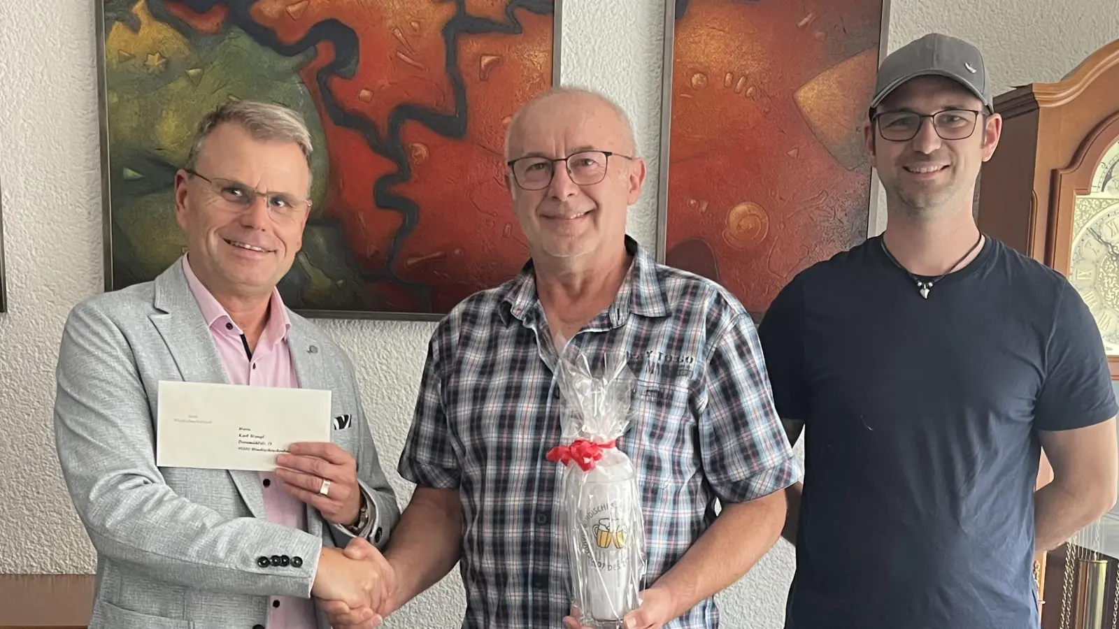 Bürgermeister Karlheinz Budnik (links) gratuliert Karl Stangl (mitte) zum Eintritt in den Ruhestand. Wassermeister Sebastian Plödt gratuliert im Namen der Belegschaft. (Bild: Karlheinz Budnik)