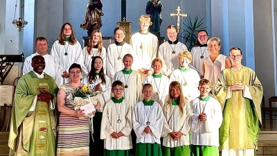 Birgit Koch (vorne Zweite von links) wurde am Samstag von der Pfarrgemeinde Schwarzenfeld mit einem Gottesdienst als Mesnerin verabschiedet. (Bild: Barbara Greitner)