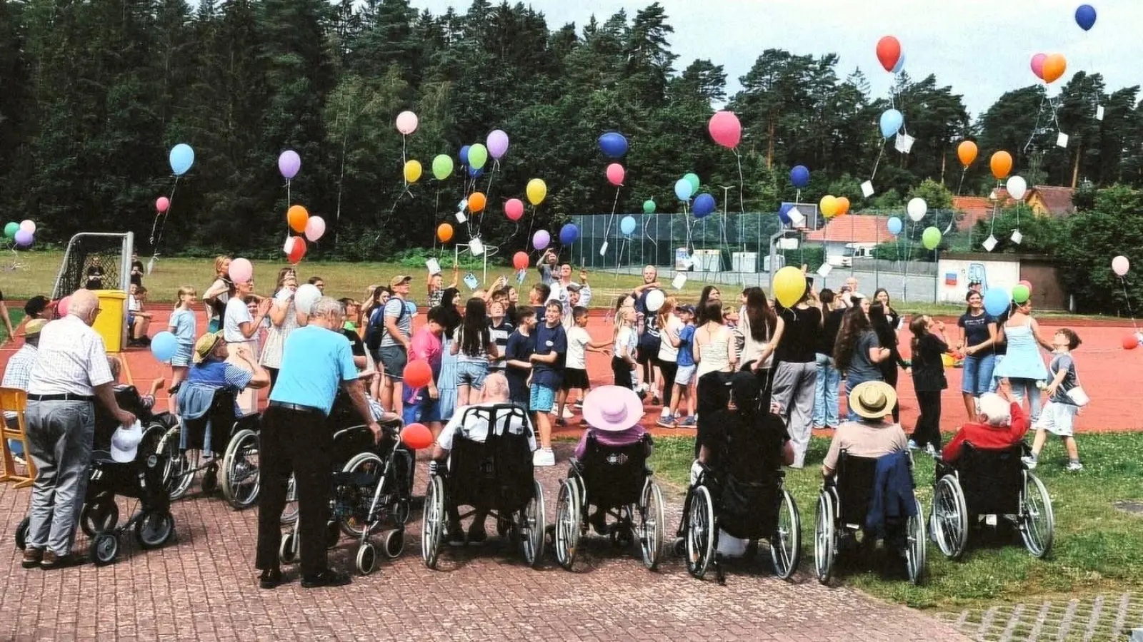 Senioren und Kinder entließen gemeinsam ihre Wünsche in den Himmel (Bild: Johannes Ridinger)