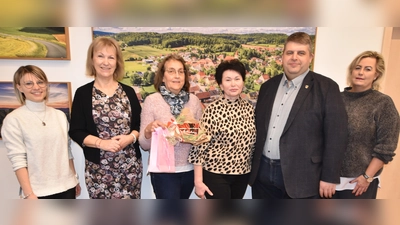 Im Besprechungsraum des Rathauses (von links): Isabel Köstler (Leiterin der VG Illschwang), Brigitte Bachmann (1.Bürgermeisterin Gemeinde Birgland), bisherige Reinigungskraft Veronika Steinmetz, neue Reinigungskraft Svitlana Shcherbak, Dieter Dehling (1.Bürgermeister Gemeinde Illschwang) und Dagmar Bleisteiner (Verwaltungsfachkraft im Rathaus). (Bild: no)
