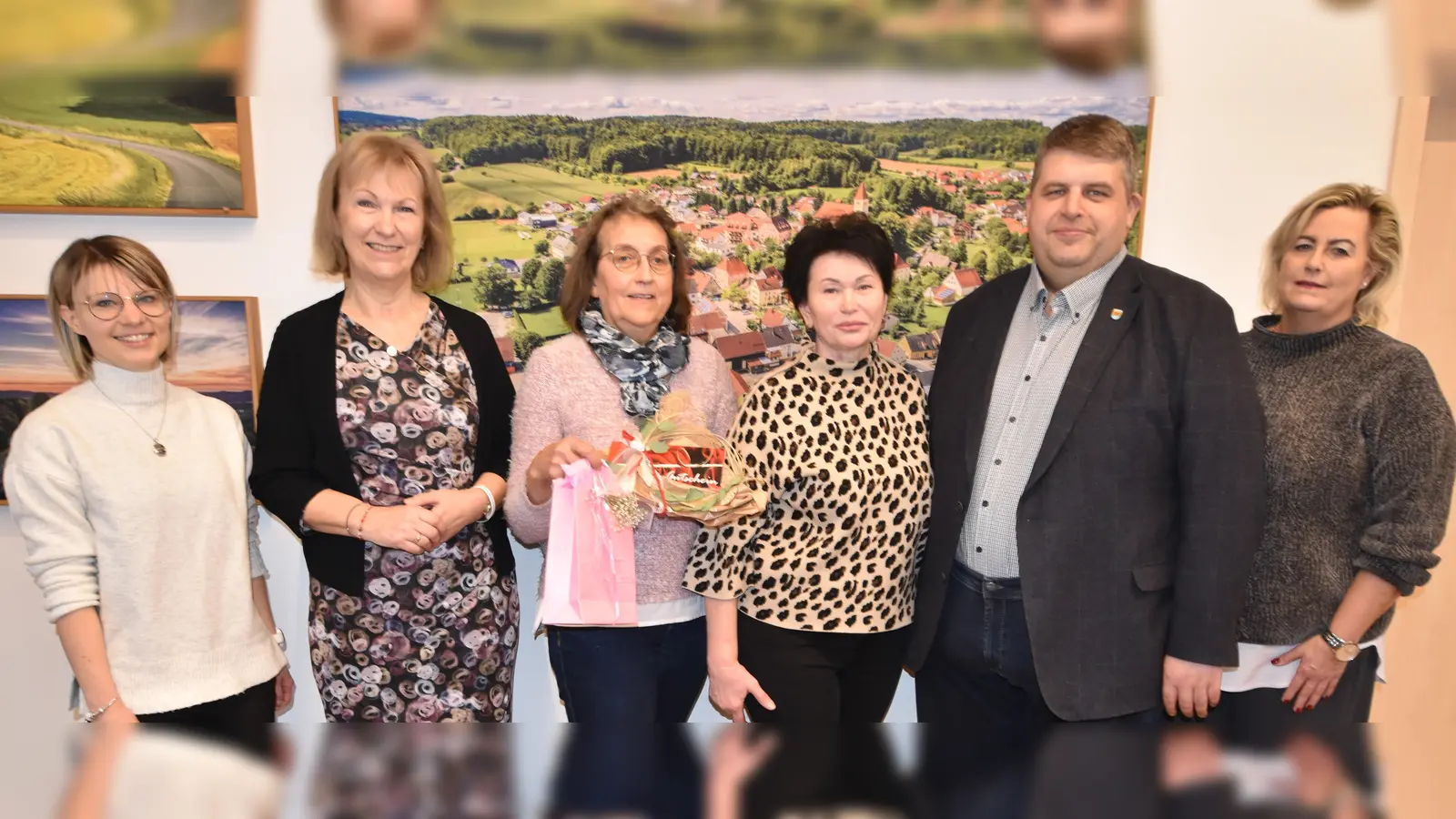 Im Besprechungsraum des Rathauses (von links): Isabel Köstler (Leiterin der VG Illschwang), Brigitte Bachmann (1.Bürgermeisterin Gemeinde Birgland), bisherige Reinigungskraft Veronika Steinmetz, neue Reinigungskraft Svitlana Shcherbak, Dieter Dehling (1.Bürgermeister Gemeinde Illschwang) und Dagmar Bleisteiner (Verwaltungsfachkraft im Rathaus). (Bild: no)