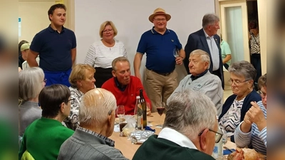 Wolfgang Würschinger (CSU), Renate Müller (FU) und German Würschinger (JU) freuten sich mit Karl Seiler (ADAC) über den tollen Erfolg des Algunder Abends. (Bild: Kathrin Müller)