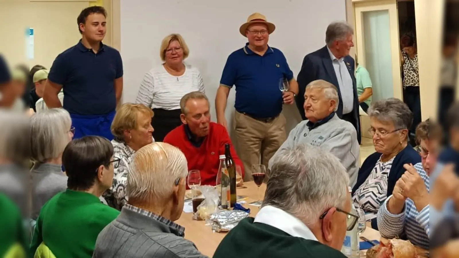Wolfgang Würschinger (CSU), Renate Müller (FU) und German Würschinger (JU) freuten sich mit Karl Seiler (ADAC) über den tollen Erfolg des Algunder Abends. (Bild: Kathrin Müller)