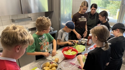 Ferienprogramm Waldthurn: Kinderkochkurs im Reha-Zentrum Oberpfalz. (Bild: Anja Holbaum)