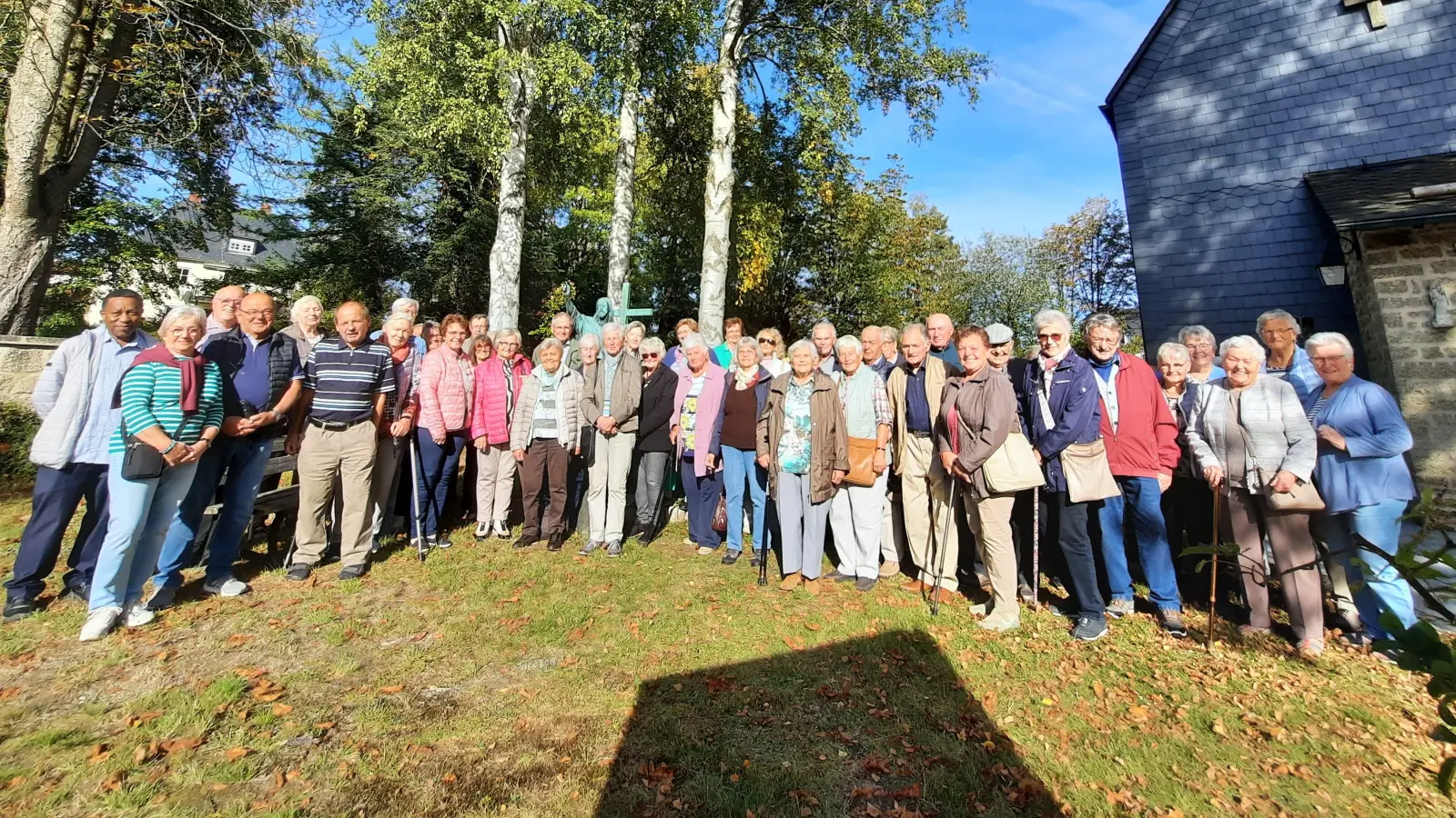 Die Reisegruppe der Nabburger Seniorinnen und Senioren traf sich mit den Weißenstädter Senioren nach der Andacht mit Gemeindereferent Thomas Kern zum Gruppenbild am Vorplatz der Pfarrkirche Maria Immaculata (Bild: Thomas Kern)
