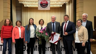Die neue Vorstandschaft und Ehrenpräsident Anton Bauernfeind mit Ehefrau Monika. (Bild: Christina Schiffmann)