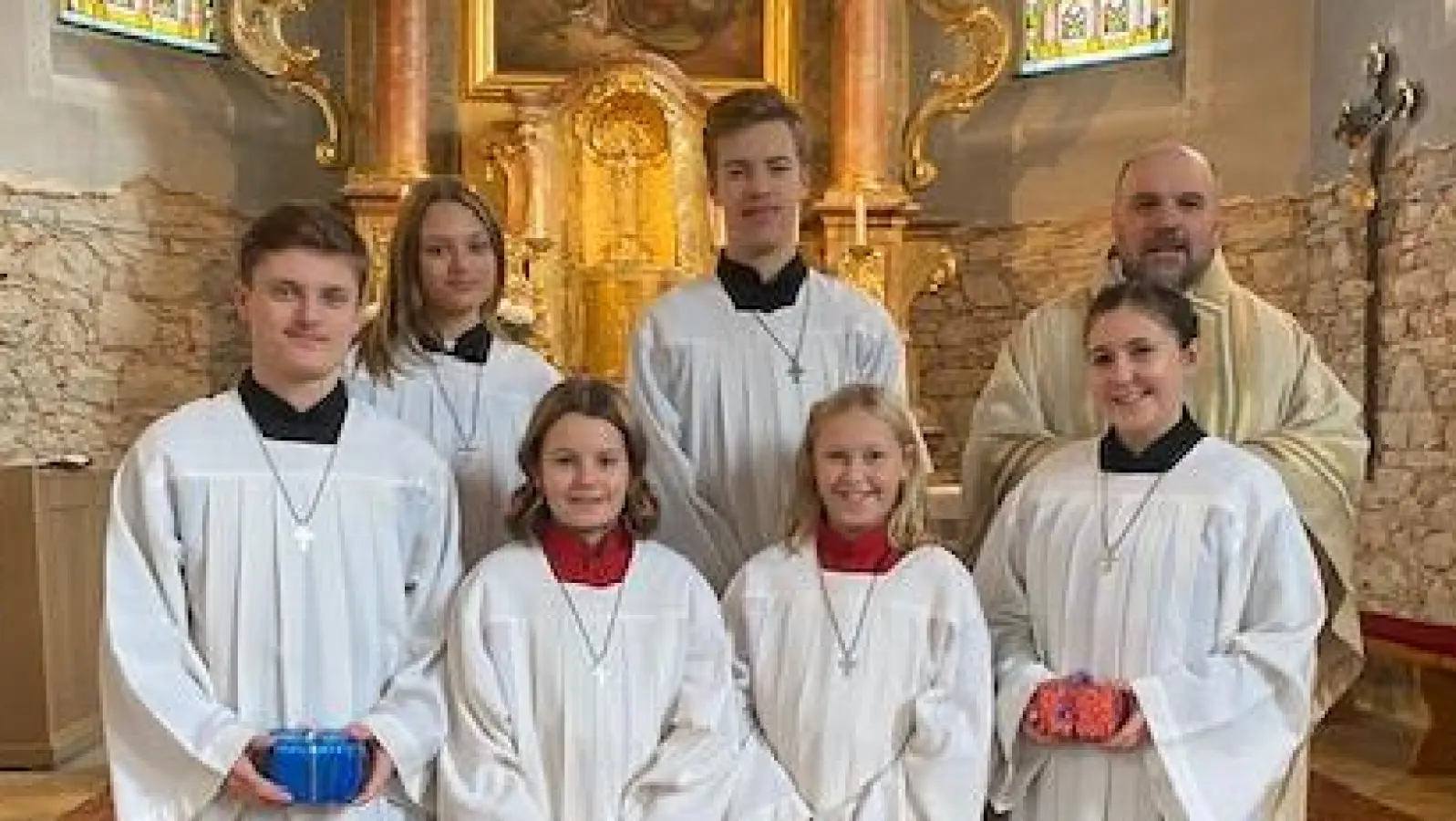 1. Reihe von links: Lennard Kreiner, Luzia Karl, Elena Reis, Maike Ost<br>2. Reihe von links: Lorena Kreiner, Fabian Schmid und Pfarrer Hans Spitzhirn<br> (Bild: Monika Raab)