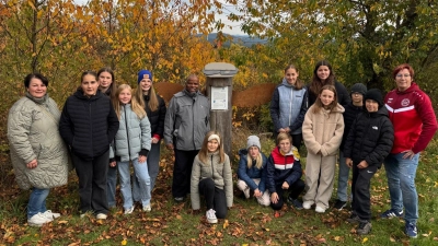 An der letzten Station des Märchenwegs in Hainstetten - Pfarrer Moses Gudapati mit den Etsdorfer Mini's, Bernadette Ries und Silvia Pöllath. (Bild: Ilona Maiwald )