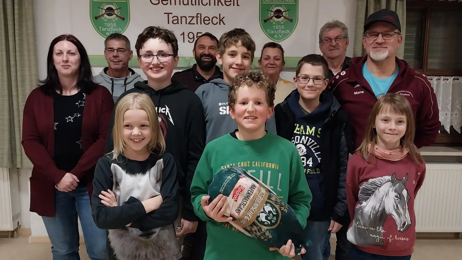 Teilnehmer und Gewinner am Gansschießen.  (Bild: Karin Ertl)