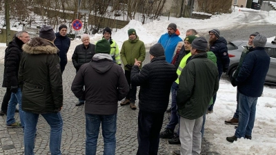 Verschiedene Problemstellen im Ort wurden besichtigt. (Bild: Günther Puff)