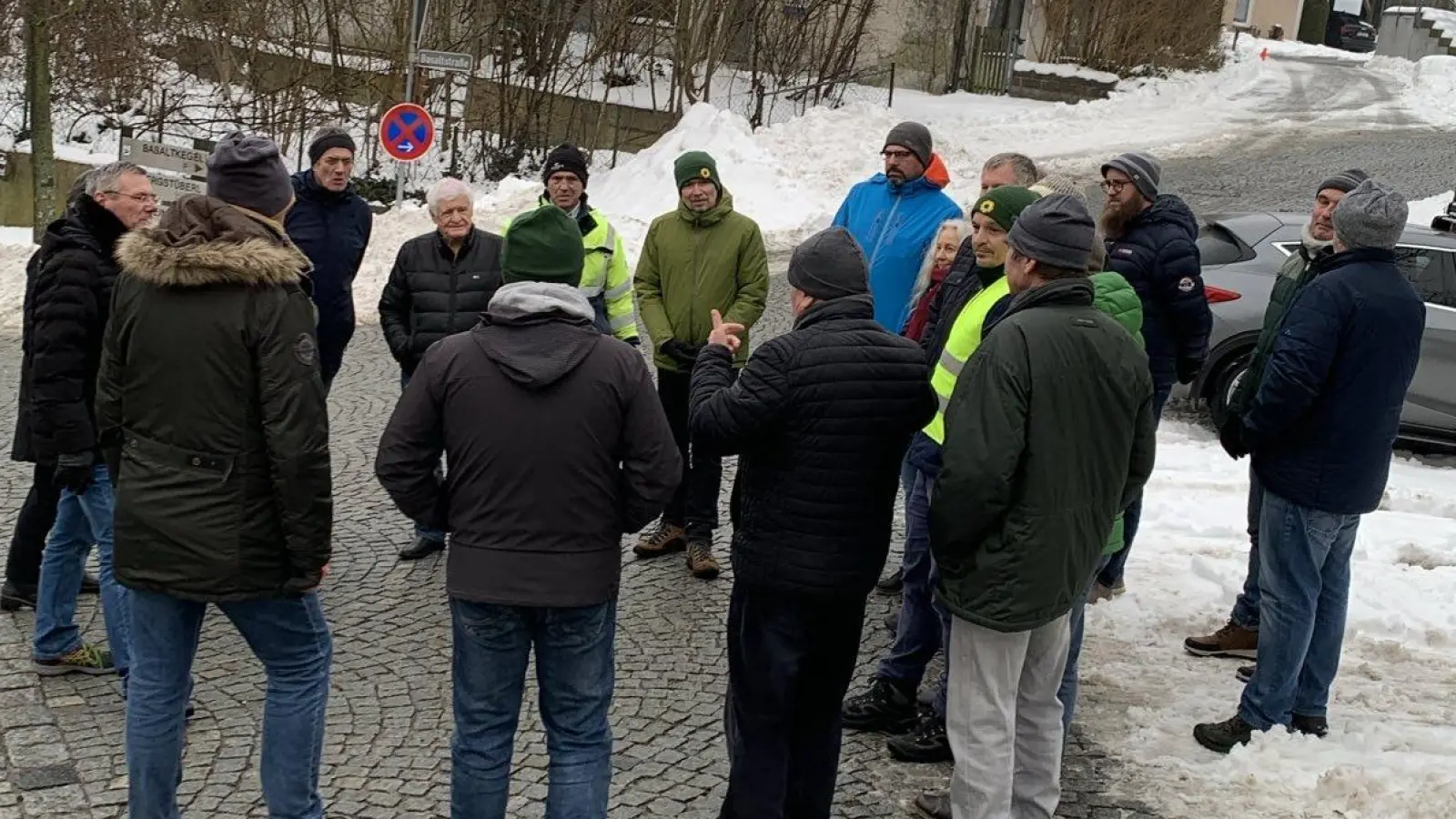 Verschiedene Problemstellen im Ort wurden besichtigt. (Bild: Günther Puff)