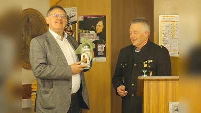 1. SM Fritz Seegerer übergibt den Ehrenkrug mit Zinndeckel an 1. Bgm. Hans Martin Schertl (Bild: Katrin Specht)