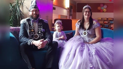 Das Tirschenreuther Prinzenpaar Tim I. und Nathalie I. mit Tochter Malia beim Besuch des städtischen Kinderhauses Kunterbunt (Bild: Maria Üblacker)