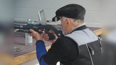 Am Stand in Lauterhofen: Mit 314,4 Ringen hat sich der Betzenberger Johann Strobl knapp an den dritten Platz bei den Senioren IV herangekämpft. (Bild: dop)