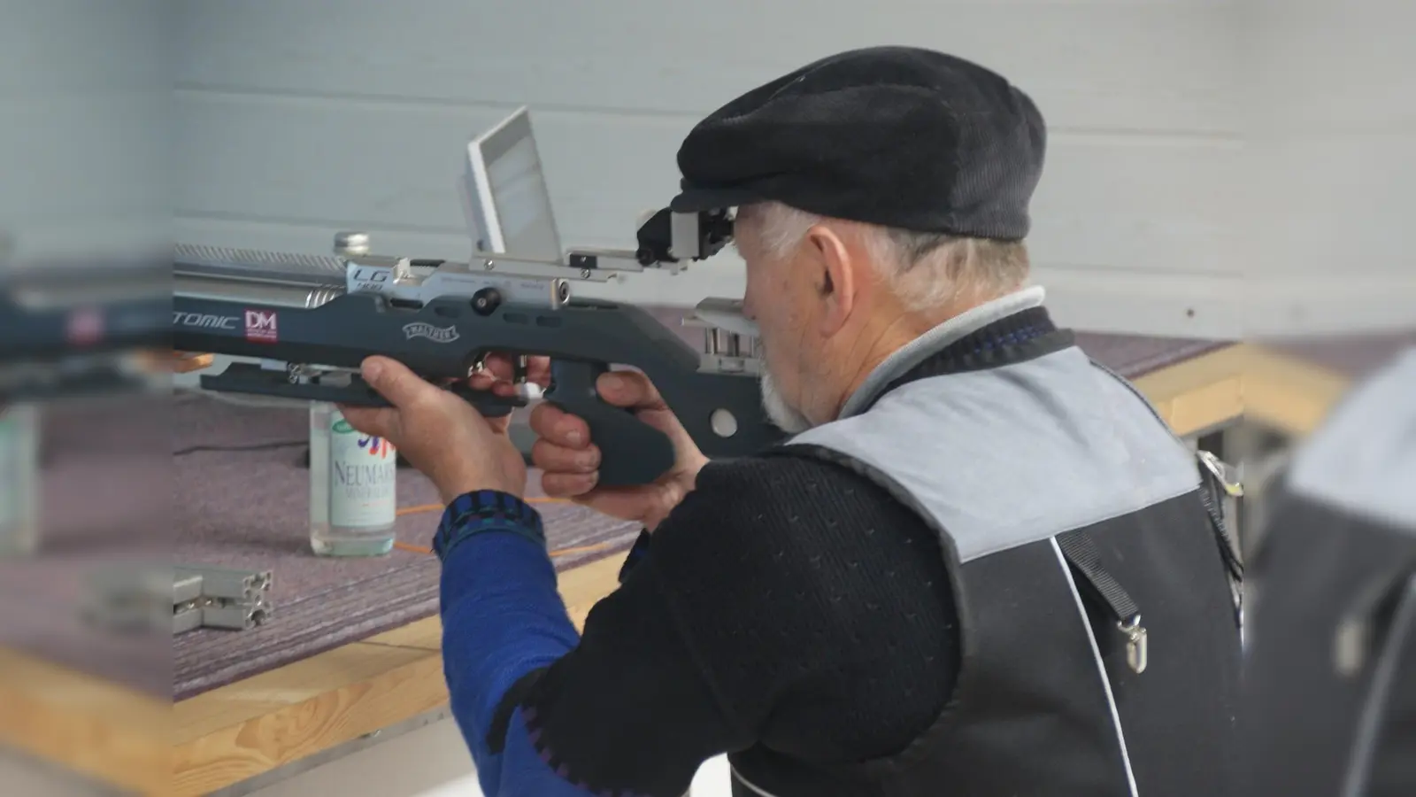 Am Stand in Lauterhofen: Mit 314,4 Ringen hat sich der Betzenberger Johann Strobl knapp an den dritten Platz bei den Senioren IV herangekämpft. (Bild: dop)