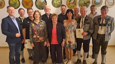 Von links nach rechts.<br>Bürgermeister Albert Geitner, Schützenmeister Helmut Wedel, Jürgen Tresch (30), Rosi Hummel (40), Peter Wöhner (30), Johanna Franz (40), Benedikt Michl jun. (40), Paula Schinhammer (25), Wolfgang Beier (40), Josef Kleindienst (70), Bastian Michl (20), Sportleiter Ulrich Michl<br>In Klammer: Vereinszugehörigkeit in Jahren (Bild: Michael Voß)