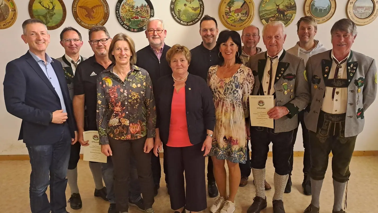 Von links nach rechts.<br>Bürgermeister Albert Geitner, Schützenmeister Helmut Wedel, Jürgen Tresch (30), Rosi Hummel (40), Peter Wöhner (30), Johanna Franz (40), Benedikt Michl jun. (40), Paula Schinhammer (25), Wolfgang Beier (40), Josef Kleindienst (70), Bastian Michl (20), Sportleiter Ulrich Michl<br>In Klammer: Vereinszugehörigkeit in Jahren (Bild: Michael Voß)