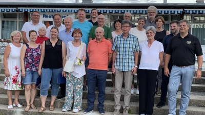 FC Ehrungen von 25, 35, 50 und 60 Mitgliedschaft sowie BLSV Ehrungen <br>rechts außen: 1. Vorstand Liebl Christian, rechts außen 2.Reihe: 1.Bürgermeister Peter Neumeier <br>links außen: 2. Vorstand Gabriele Beck, links hinten stehend: 3. Vorstand Thomas Schießl  (Bild: Silvia Beck)