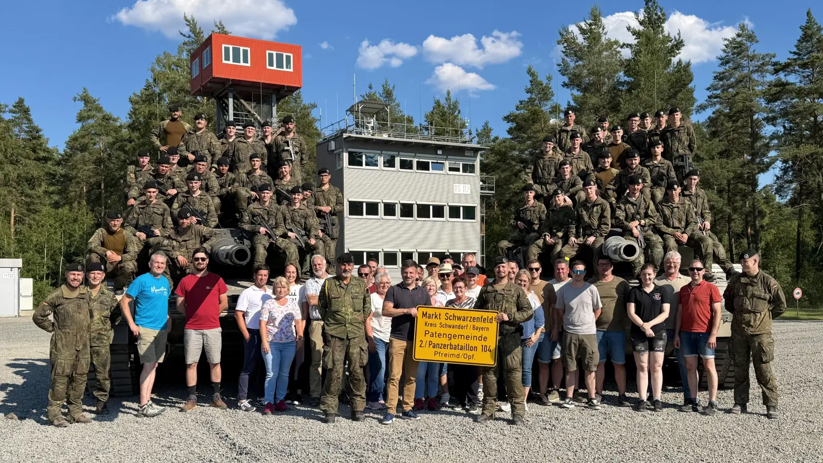 Die Delegation aus Schwarzenfeld zusammen mit der Führung und Mitgliedern des 2. Panzerbataillons 104 aus Pfreimd bei der Feier des Patenschaftsjubiläums auf dem Truppenübungsplatz in Grafenwöhr. (Bild: Peter Pleier)