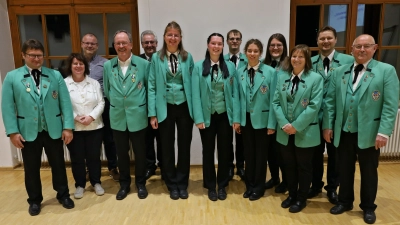 Die neu gewählte Vorstandschaft der Jugendblaskapelle. Im Amt bestätigt u.a. Vorsitzender Joseph Ferstl sen. (rechts), Rechnungsführer Herbert Werner (Dritter von links) und 2. stellvertretender Vorsitzender Josef Weber (Vierter von links). Neu im Team ist Elternsprecherin Christina Lang (Zweite von links). (Bild: Franz Wagner)