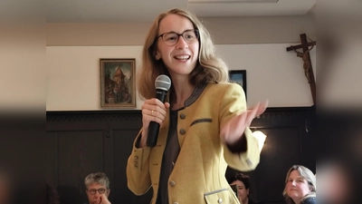 Landesvorsitzende Eva Lettenbauer, MdL bei ihrer Rede auf dem Sommerfest des Grünen-Bezirksverband Oberpfalz in Amberg (Bild: Hannah Quaas)