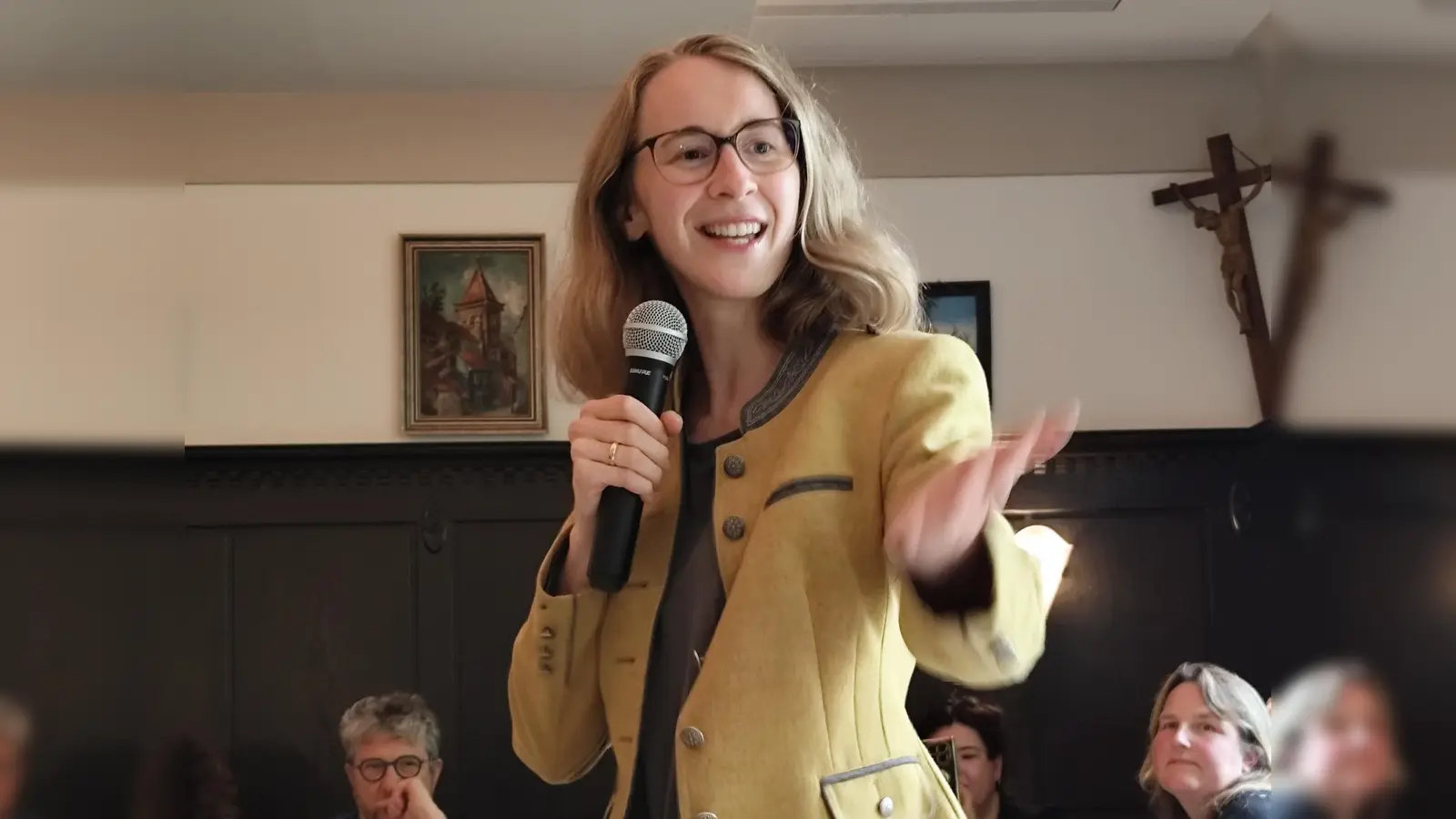Landesvorsitzende Eva Lettenbauer, MdL bei ihrer Rede auf dem Sommerfest des Grünen-Bezirksverband Oberpfalz in Amberg (Bild: Hannah Quaas)