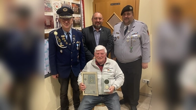 v.l.n.r.: Kreisschießwart Anton Hauptmann, 2. Bgm. Oliver Becher, Karl Pirner, stv. Kreisvorsitzender Thorsten Schiener (Bild: Thorsten Schiener)