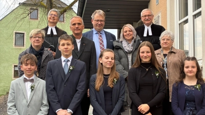 v. l. n. r. vorderste Reihe: die Konfirmandinnen und Konfirmanden – Sebastian Röber, Moritz Schübel, Kim Nothaft, Natalie Dehmel, Emilia Hess<br>Hintere Reihe – Vertreter des Kirchenvorstandes mit Pfarrerin Katja Schütz und Dr. Silfredo Dalferth<br> (Bild: Beate Hilpert)
