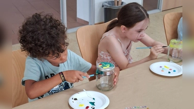 „Windlichter selbst gestalten“ hieß der Beitrag von Julia Gschmack im Pfarrheim in Tiefenbach und die Kunstwerke konnten sich sehen lassen. (Bild: Katharina Fischer)