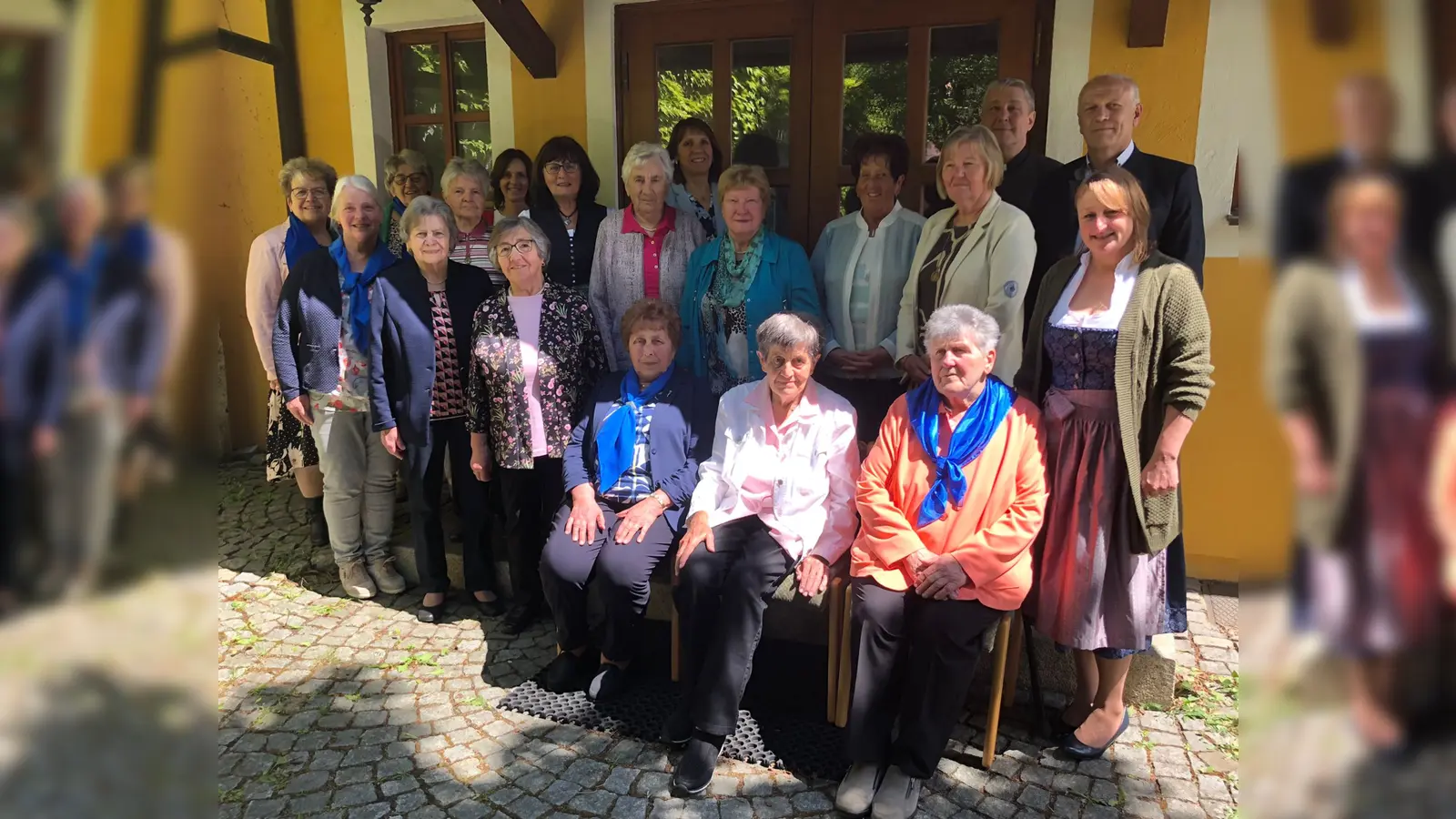 Die Geehrten, Vorstandschaft, Vizebürgermeister Harald Dirnberger, Pfarrer Adam Nieciecki (hinten von rechts) Diözesanbeirätin Birgitt Pfaller und Vorsitzende Claudia Rupprecht (von links). (Bild: Maria Winter)