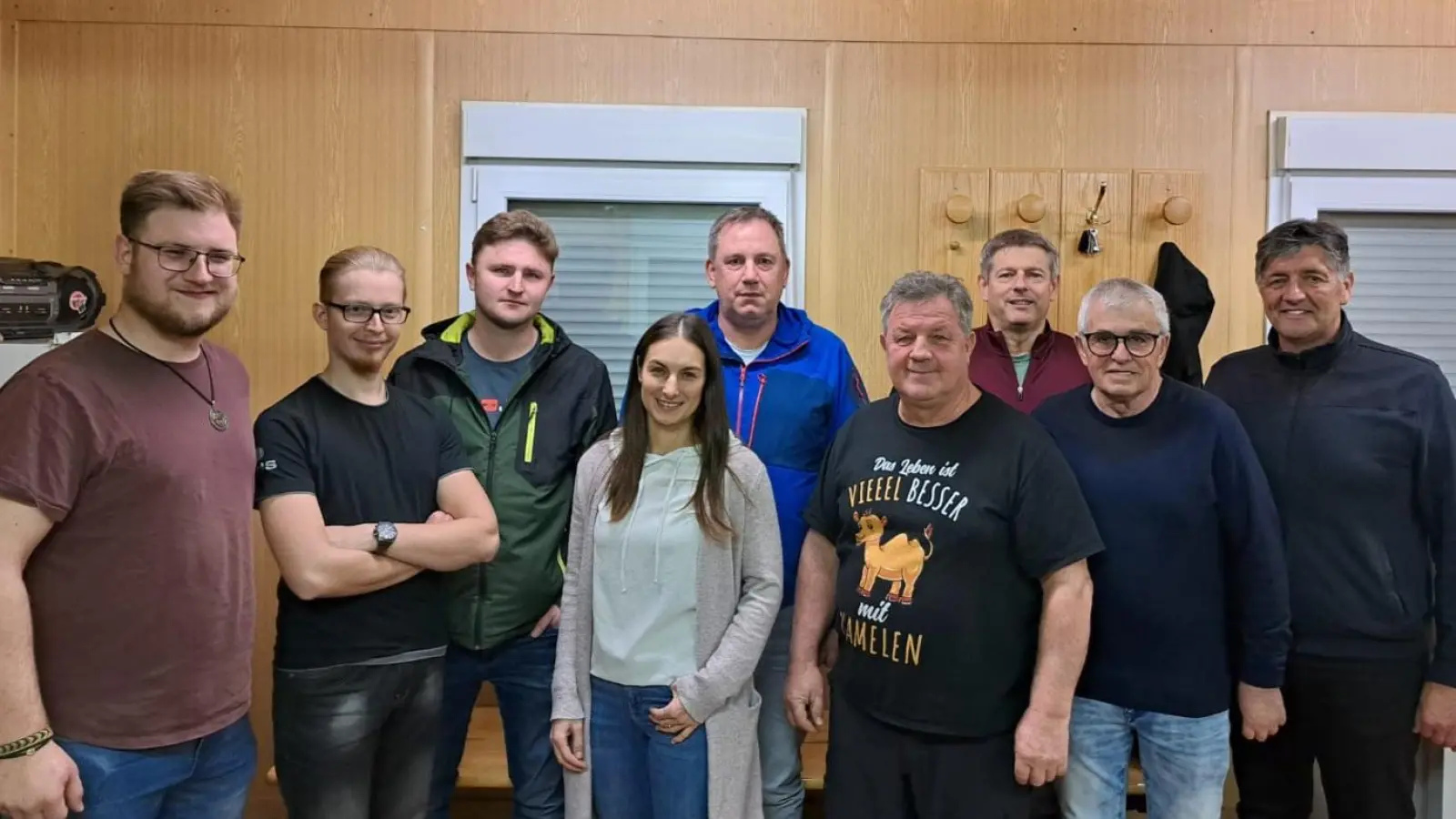 Bürgermeister Edgar Knobloch mit der alten und neuen Vorstandschaft der IG Spielplatz Bahnhofsiedlung Grafenwöhr. (Bild: Tobias Wolf)