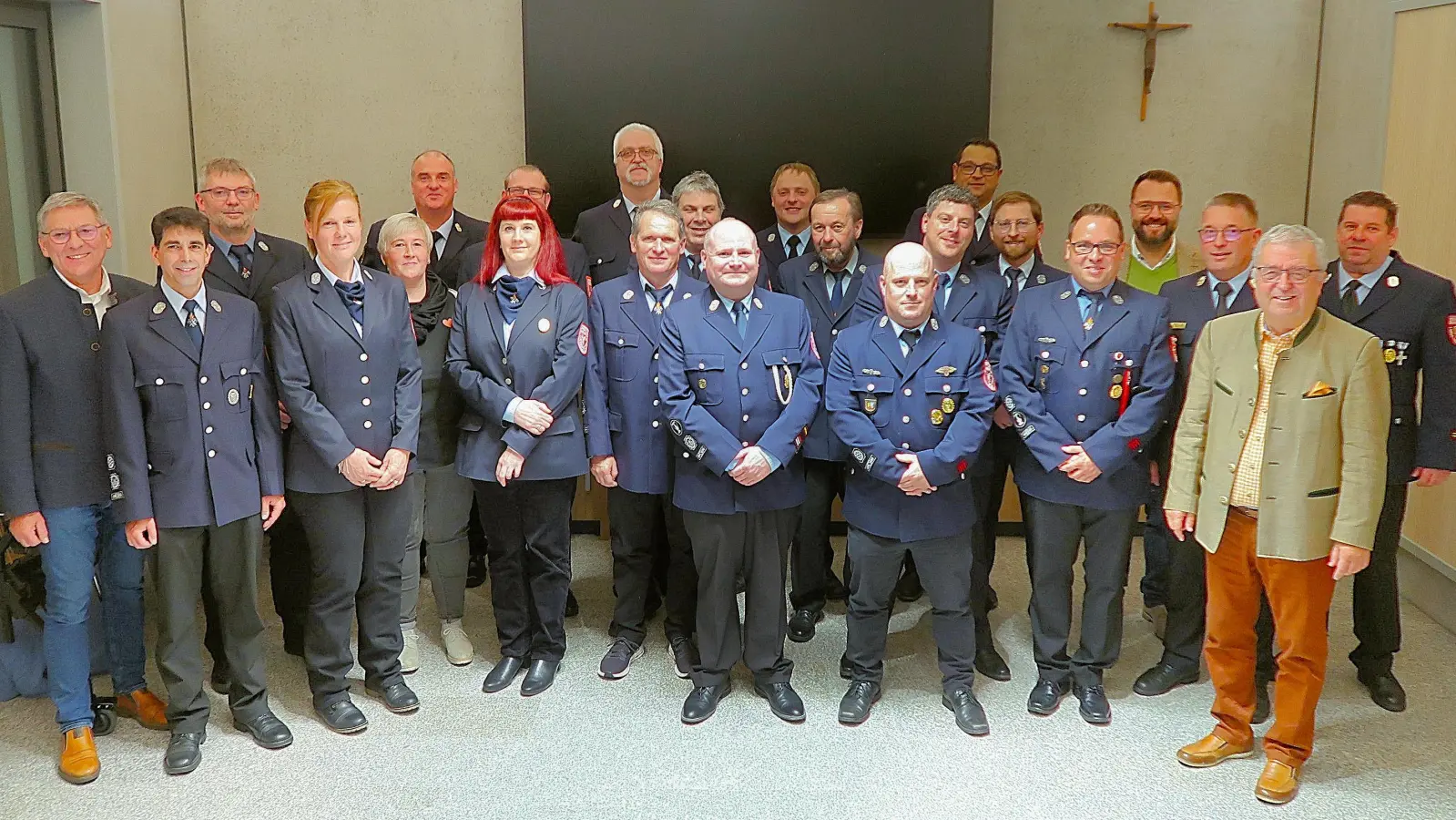 Die Ehrung der verdienten und langjährigen Feuerwehrkräfte nahmen stellvertretender Landrat Toni Dutz (vorne rechts), Kreisbrandmeister Florian Trießl und Kreisbrandrat Stefan Gleißner (hinten von rechts) sowie Kreisbrandinspektor Wolfgang Wedlich (ganz hinten links) vor. Die Bürgermeister Oskar Schuster (links) und Matthias Grundler (hinten, Dritter von rechts) gratulierten den Geehrten. (Bild: Bernhard Schultes)