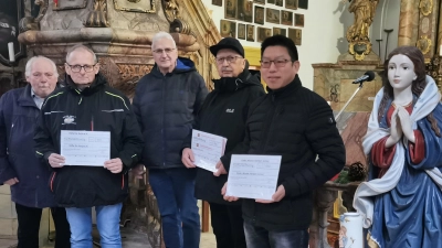 Michael Sporrer von „Hilfe für Anja“, Andrea Steinl für die Kinderkrebshilfe, sowie Pater Samuel Patton für die Kindermission Nordost-Indien. Manfred Schaller und Reinhold Ziegler überreichten für den Kapellenverein die Spende.  (Bild: Herbert Ziegler)