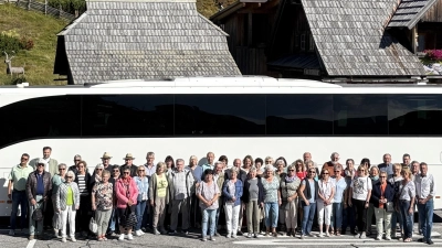 Die Reiseteilnehmer auf der Nockalmstraße (Bild: Hans Maenner)
