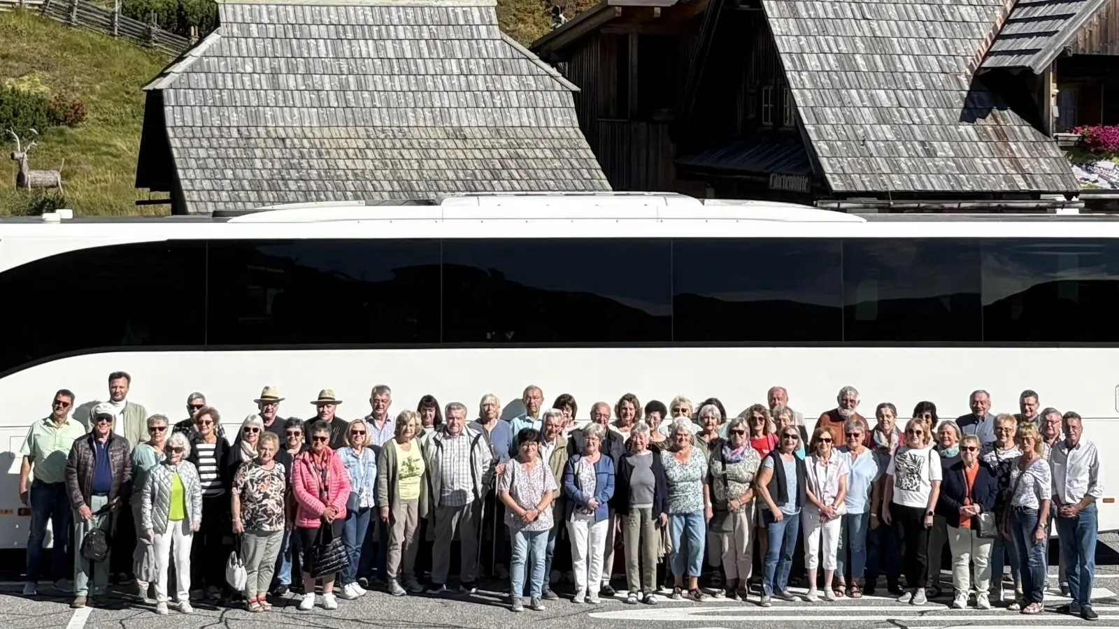 Die Reiseteilnehmer auf der Nockalmstraße (Bild: Hans Maenner)