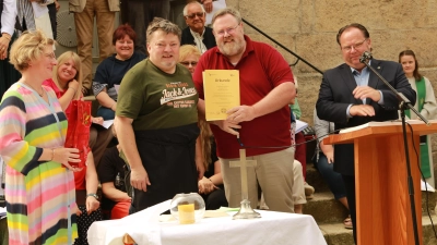 Für sein 40-jähriges Dienstjubiläum erhielt Mesner Roland Wächter (2. von links) ein Geschenk und eine Urkunde aus der Hand von Geschäftsführer Detlef Brands (3. von links) sowie den beiden KV-Vertrauensleuten Marianne Lang und Christian Brütting.  (Bild: Michael Meier)