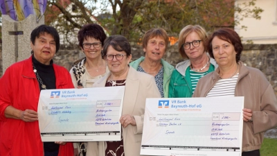 V.l.: Schriftführerin SiSoNetz Heidi Schmidt, 2. Vorsitzende des Frauenbundes Monika Voit, Elisabeth Dietzel, 1. Vorsitzende Renate Hirschmann, Beisitzerin des Frauenbundes Gerlinde Siebeneichner und Kassenführerin des Frauenbundes Elke Bauer mit dem Scheck für German Doctors.  (Bild: Bernhard Kreuzer)