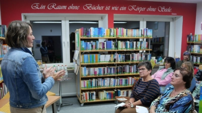 Frau Hösl gibt interessante Tipps zu den ätherischen Ölen (Bild: Julia Benkhardt)
