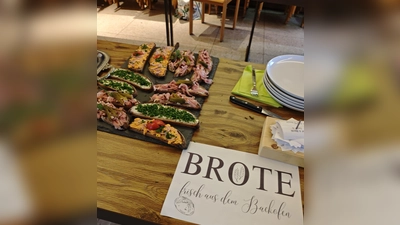 frisch gebackene Brote mit verschiedenen Aufstrichen und Belägen (Bild: Pia Schecklmann)