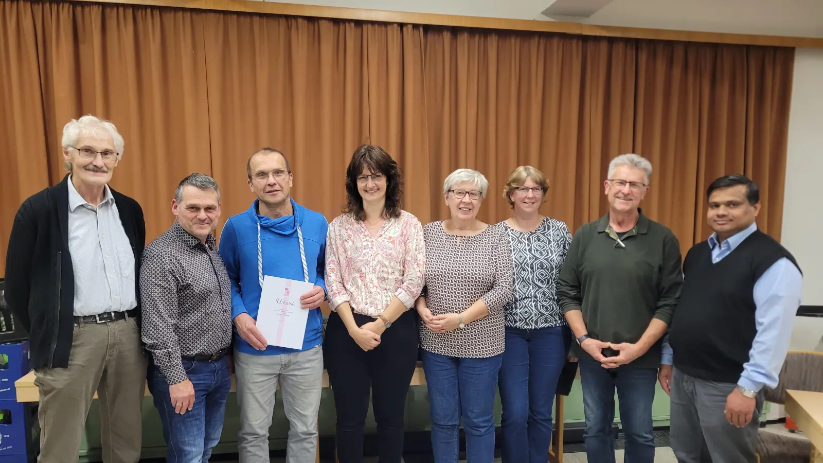 Das Bild zeigt (von links) Willi Greger, Diözesansekretär Markus Nickl, Siegfried Stock, Bettina Stock, Karin Ernstberger, Michaela Staufer, Bürgermeister und Kirchenpfleger Wolfgang Braun sowie Präses Pfarrer Martin. (Bild: Bettina Stock)