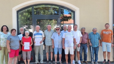 Von links nach rechts: 1. Bürgermeisterin Tina Zeitler, Vorsitzende Elli Müller, Ernst Krapfl, Roswitha Schmidkonz, Rudi Schnurer, Peter Haas, Robert Sladky, Bezirksvorsitzender Reinhard Ott, Karl Wittmann, Karl-Heinz Horn, Willi Schnappauf, Franz Rosner, 2. Vorsitzender Mario Schön  (Bild: Toni Mueller)