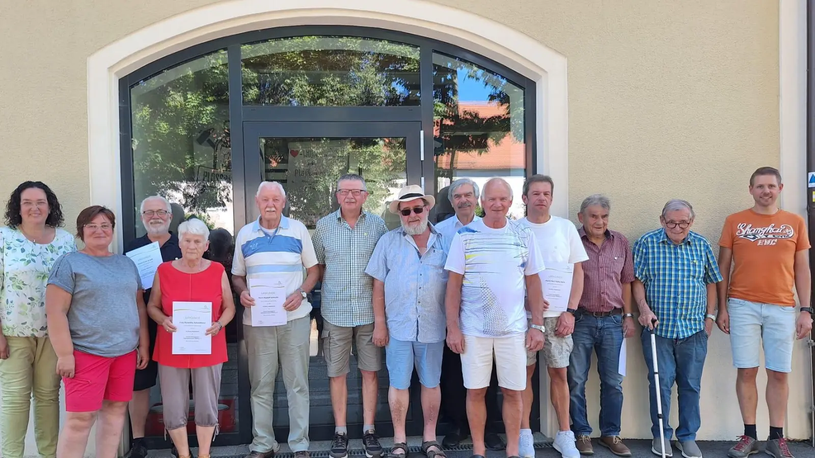Von links nach rechts: 1. Bürgermeisterin Tina Zeitler, Vorsitzende Elli Müller, Ernst Krapfl, Roswitha Schmidkonz, Rudi Schnurer, Peter Haas, Robert Sladky, Bezirksvorsitzender Reinhard Ott, Karl Wittmann, Karl-Heinz Horn, Willi Schnappauf, Franz Rosner, 2. Vorsitzender Mario Schön  (Bild: Toni Mueller)