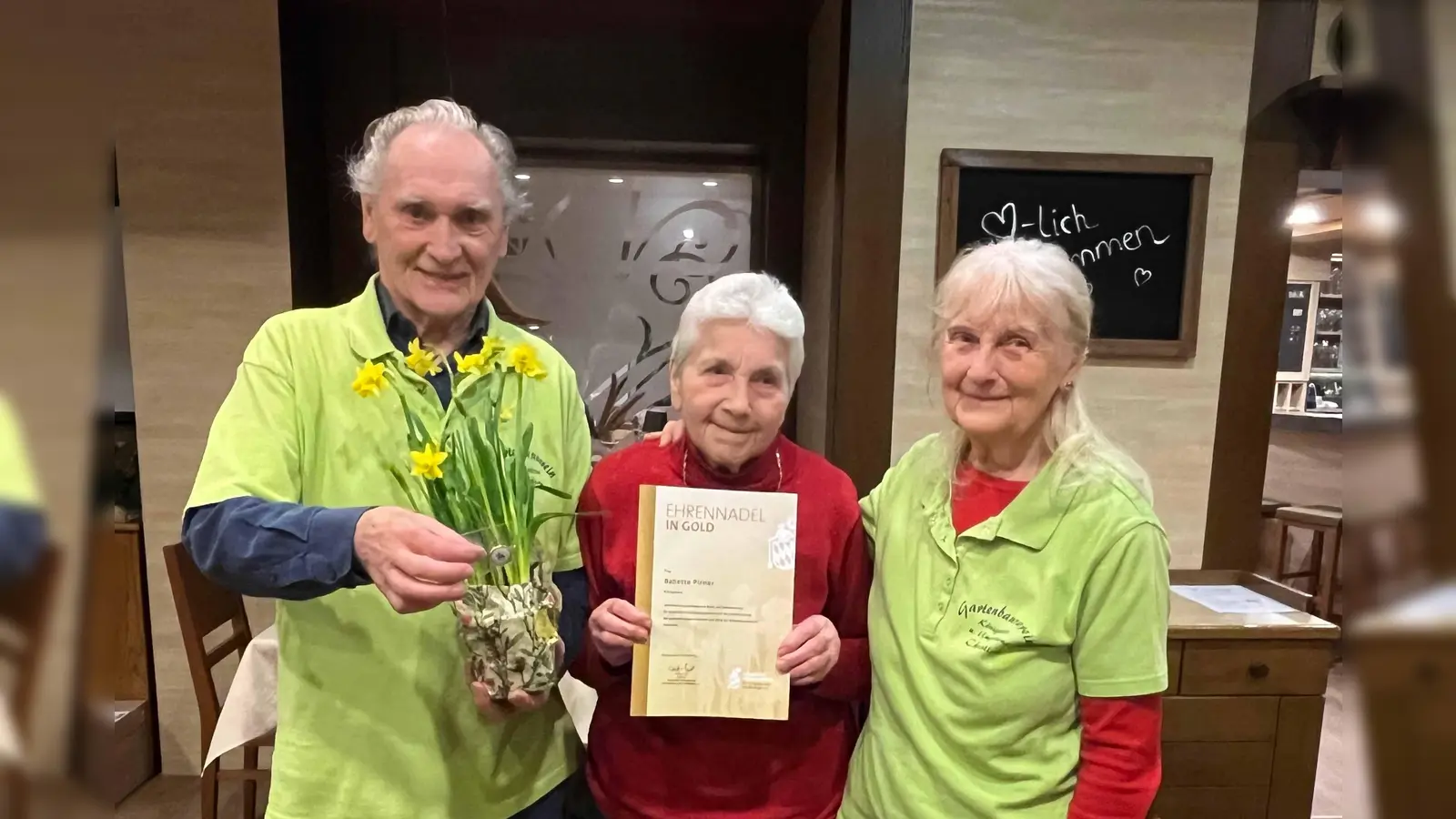 Babette Pirner wurde von den beiden Vorsitzenden Erich und Christine Richthammer für 40 Jahre Mitgliedschaft geehrt (Bild: Heidi Kurz)