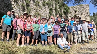 Die Reisegruppe der Volkshochschule des Landkreises Tirschenreuth mit dem örtlichen Reiseleiter Spyros Vassilakis (vorne sitzend) vor den Überresten der Gardiki-Festung aus byzantinischer Zeit.  (Bild: Berthold Zeitler)