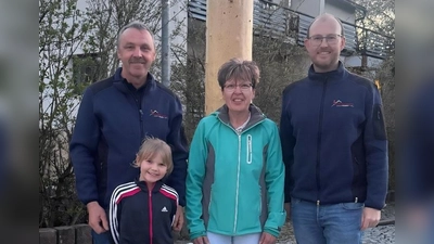 Bild zeigt: (v.l.) Kommandant Gerhard Horn, Glücksfee Lene Schruff, Gewinnerin Christine Becher, Vorsitzender Benjamin Markhof (Bild: Josef Söllner)
