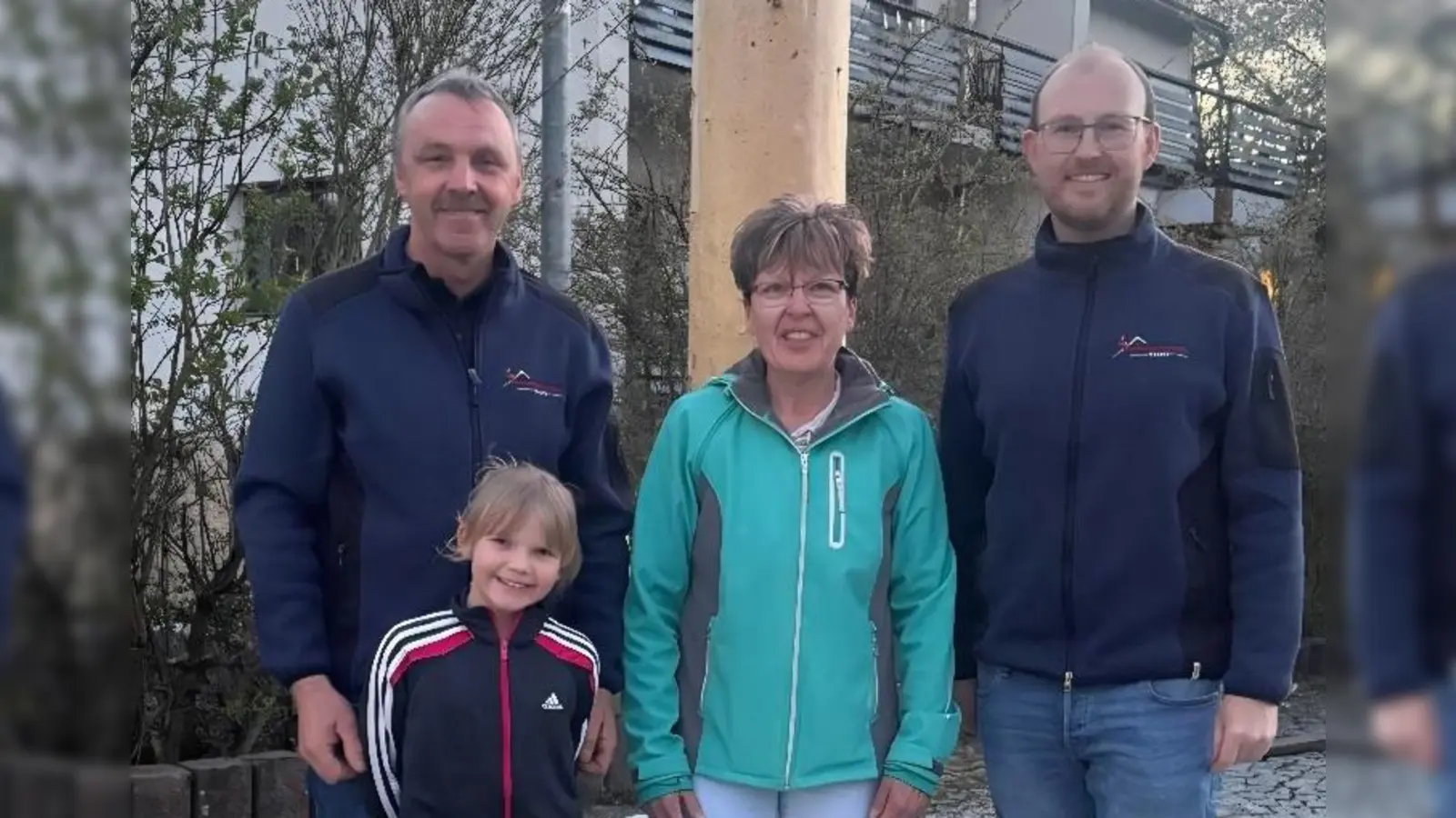 Bild zeigt: (v.l.) Kommandant Gerhard Horn, Glücksfee Lene Schruff, Gewinnerin Christine Becher, Vorsitzender Benjamin Markhof (Bild: Josef Söllner)