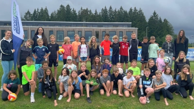 Die beiden 4. Klassen der Fichtelnaabtal-Grundschule-Neusorg im Sportcamp Bischofsgrün.  (Bild: Sophia Popp)