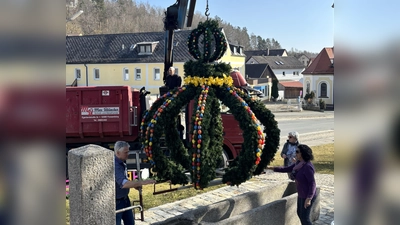 Mit Hilfe eines Krans von Familie Üblacker konnte die Osterkrone auf den Ortsbrunnen aufgesetzt werden. (Bild: Christina Rosner)